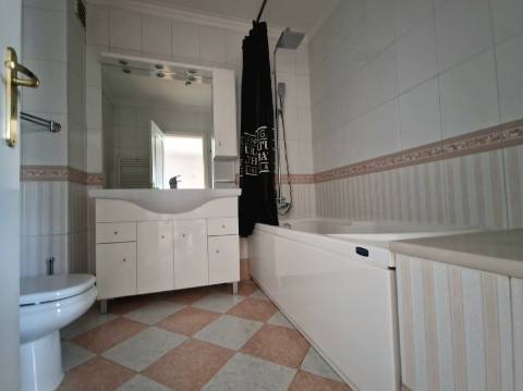 Excelente apartamento T3 com 2 suites, varandas e lugar de parqueamento em Miraflores