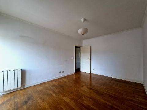 Excelente apartamento T3 com 2 suites, varandas e lugar de parqueamento em Miraflores