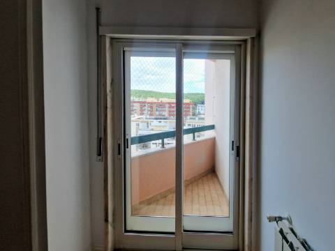 Excelente apartamento T3 com 2 suites, varandas e lugar de parqueamento em Miraflores