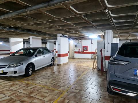 Excelente apartamento T3 com 2 suites, varandas e lugar de parqueamento em Miraflores