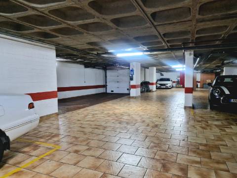 Excelente apartamento T3 com 2 suites, varandas e lugar de parqueamento em Miraflores