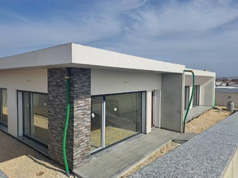 Moradia V4 Contemporânea de Excelência, Parceiros