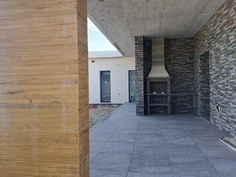 Moradia V4 Contemporânea de Excelência, Parceiros