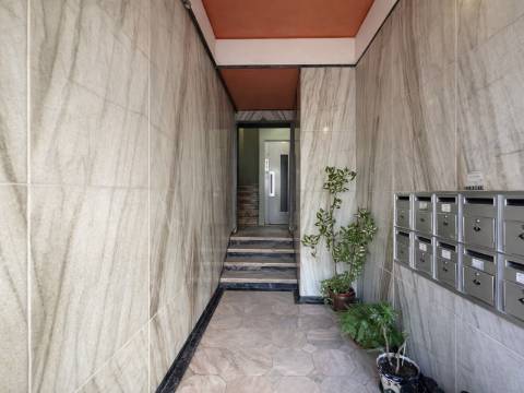 Apartamento T2 de charme, com varanda e deslumbrante vista de rio em São Vicente