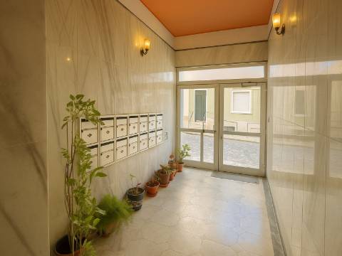 Apartamento T2 de charme, com varanda e deslumbrante vista de rio em São Vicente