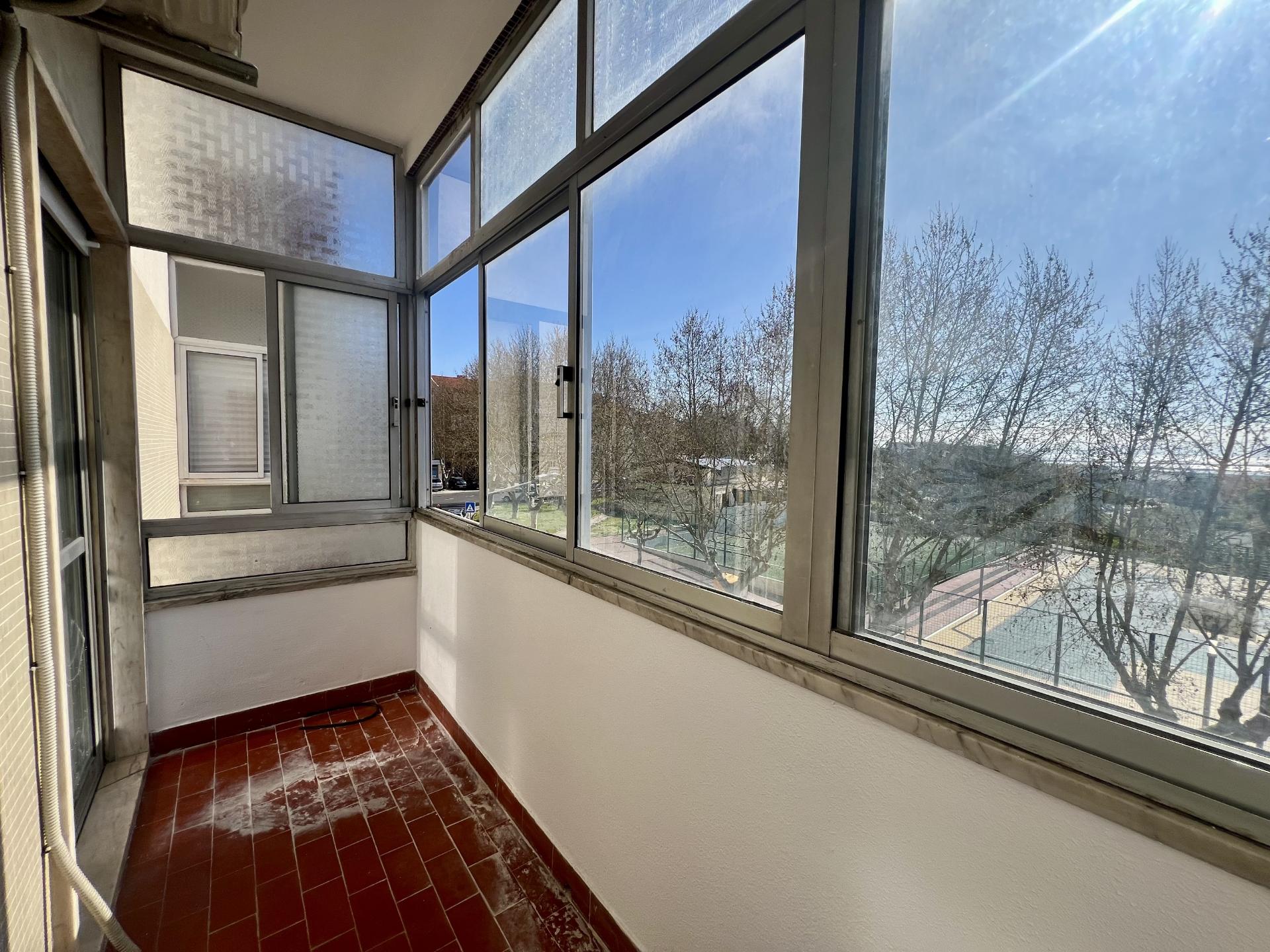 Apartamento T2 com vista de rio, varanda e arrecadação no Forte da Casa