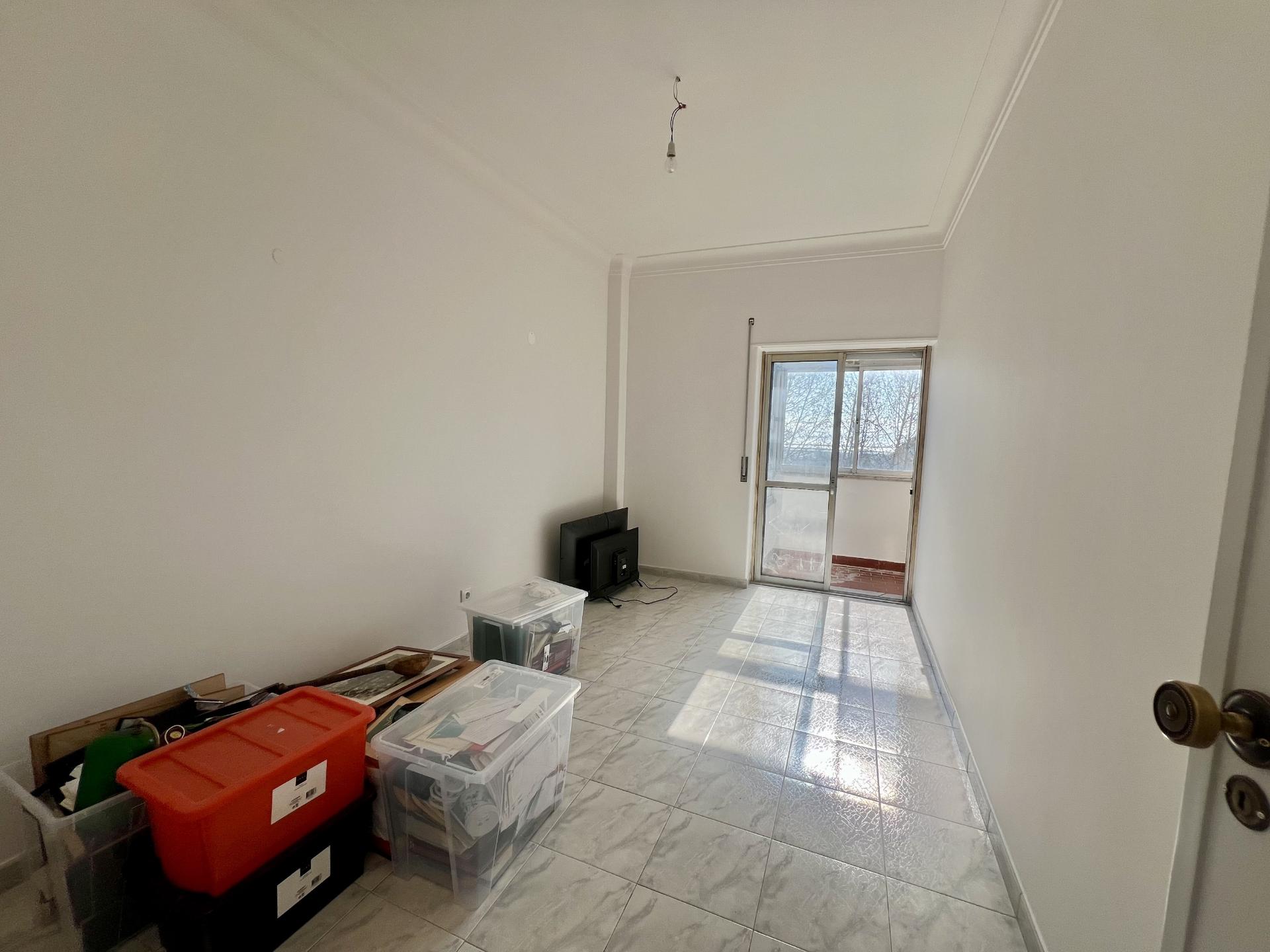 Apartamento T2 com vista de rio, varanda e arrecadação no Forte da Casa