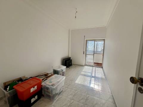 Apartamento T2 com vista de rio, varanda e arrecadação no Forte da Casa