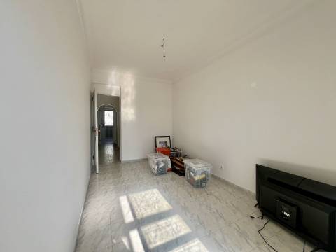 Apartamento T2 com vista de rio, varanda e arrecadação no Forte da Casa