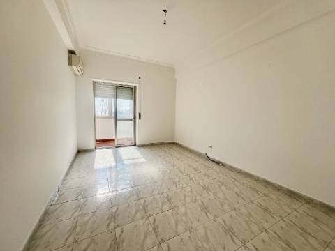 Apartamento T2 com vista de rio, varanda e arrecadação no Forte da Casa