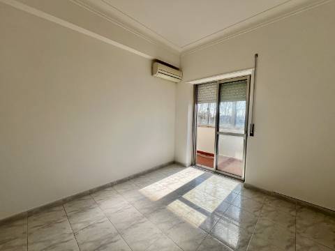 Apartamento T2 com vista de rio, varanda e arrecadação no Forte da Casa