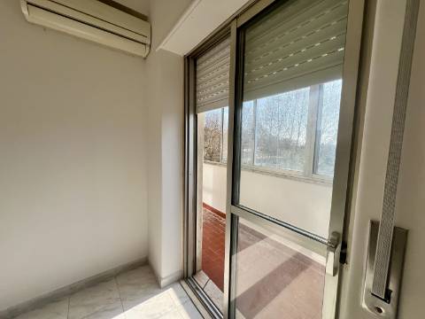 Apartamento T2 com vista de rio, varanda e arrecadação no Forte da Casa