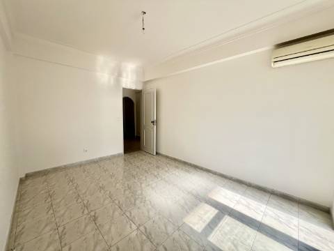 Apartamento T2 com vista de rio, varanda e arrecadação no Forte da Casa