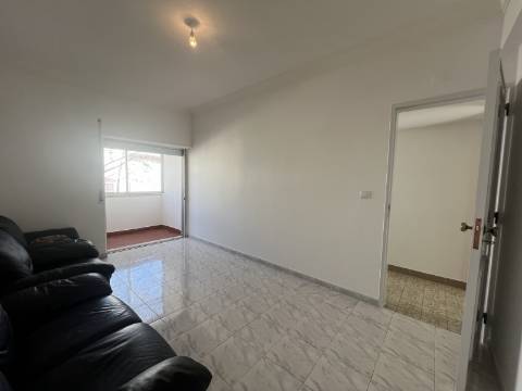 Apartamento T2 com vista de rio, varanda e arrecadação no Forte da Casa