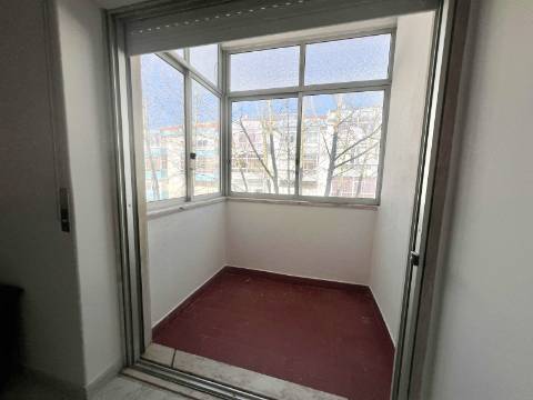 Apartamento T2 com vista de rio, varanda e arrecadação no Forte da Casa