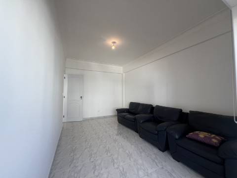 Apartamento T2 com vista de rio, varanda e arrecadação no Forte da Casa