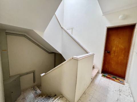 Apartamento T2 com vista de rio, varanda e arrecadação no Forte da Casa