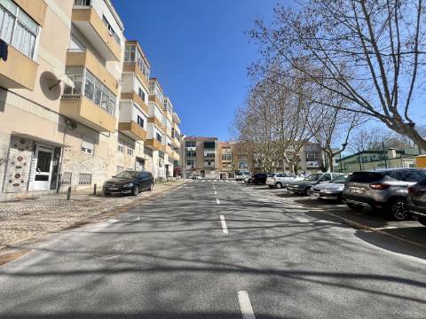 Apartamento T2 com vista de rio, varanda e arrecadação no Forte da Casa