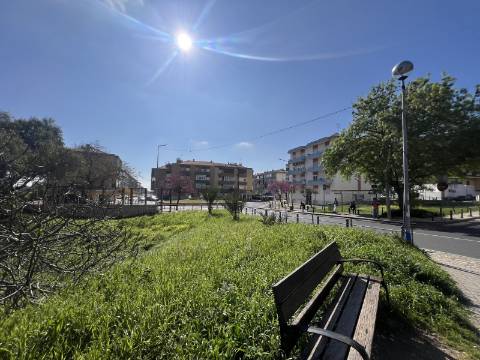 Apartamento T2 com vista de rio, varanda e arrecadação no Forte da Casa