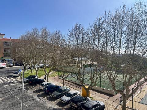 Apartamento T2 com vista de rio, varanda e arrecadação no Forte da Casa