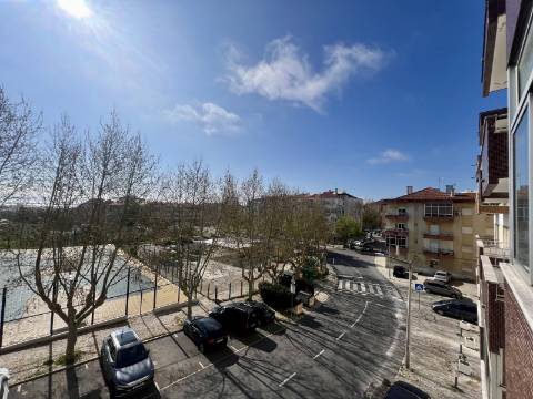 Apartamento T2 com vista de rio, varanda e arrecadação no Forte da Casa