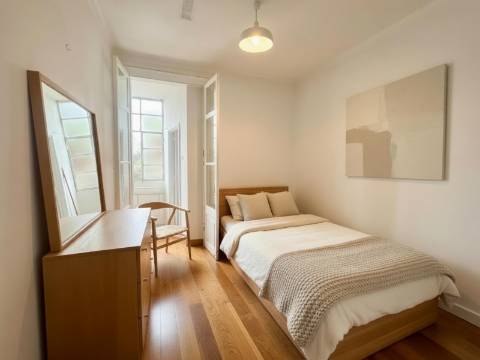 Apartamento T2 com varanda e vista de cidade - totalmente renovado