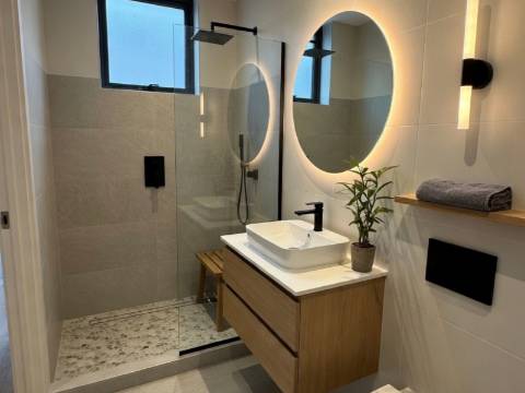 Apartamento T2 com varanda e vista de cidade - totalmente renovado