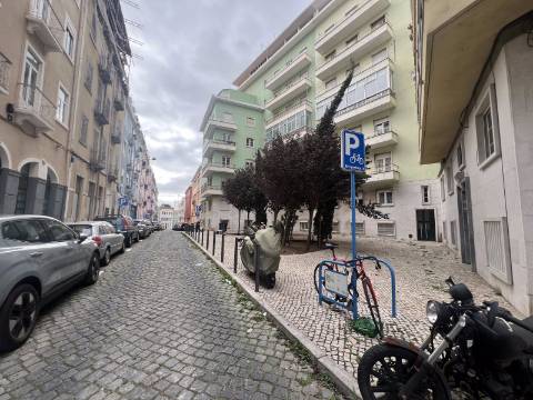 Apartamento T2 com varanda e vista de cidade - totalmente renovado