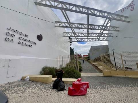 Apartamento T2 com varanda e vista de cidade - totalmente renovado