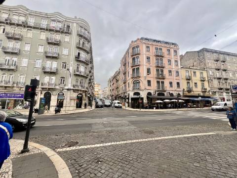 Apartamento T2 com varanda e vista de cidade - totalmente renovado