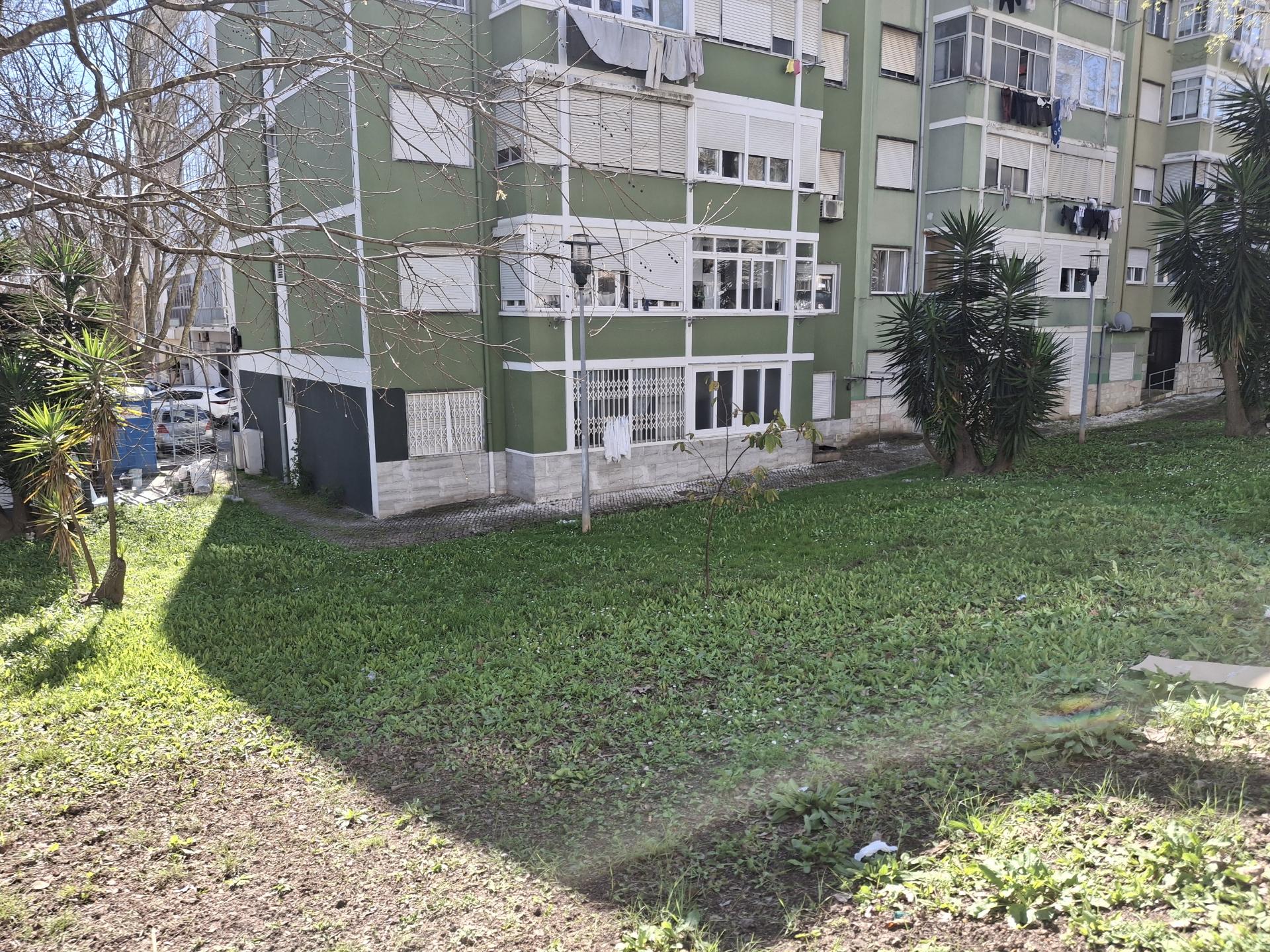 Apartamento T2 remodelado no Bairro do Charquinho em Benfica
