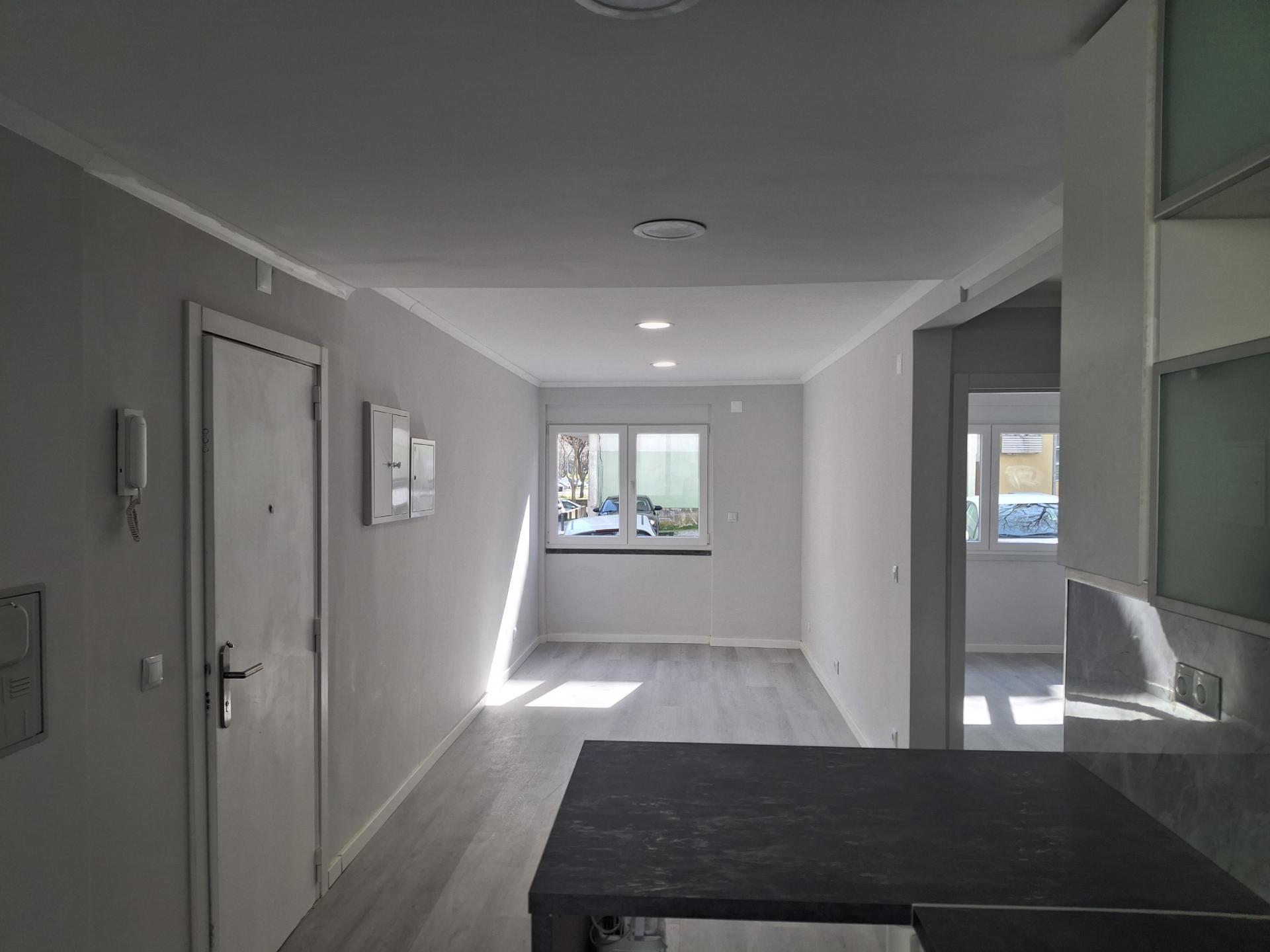 Apartamento T2 remodelado no Bairro do Charquinho em Benfica