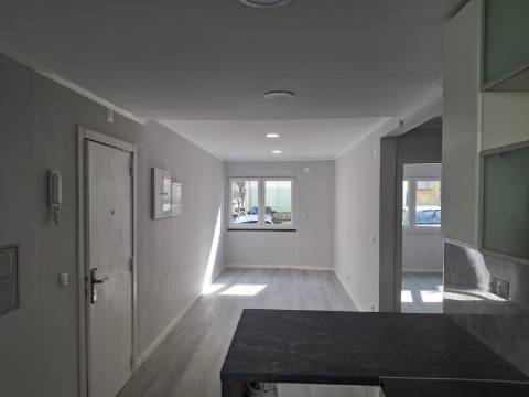 Apartamento T2 remodelado no Bairro do Charquinho em Benfica