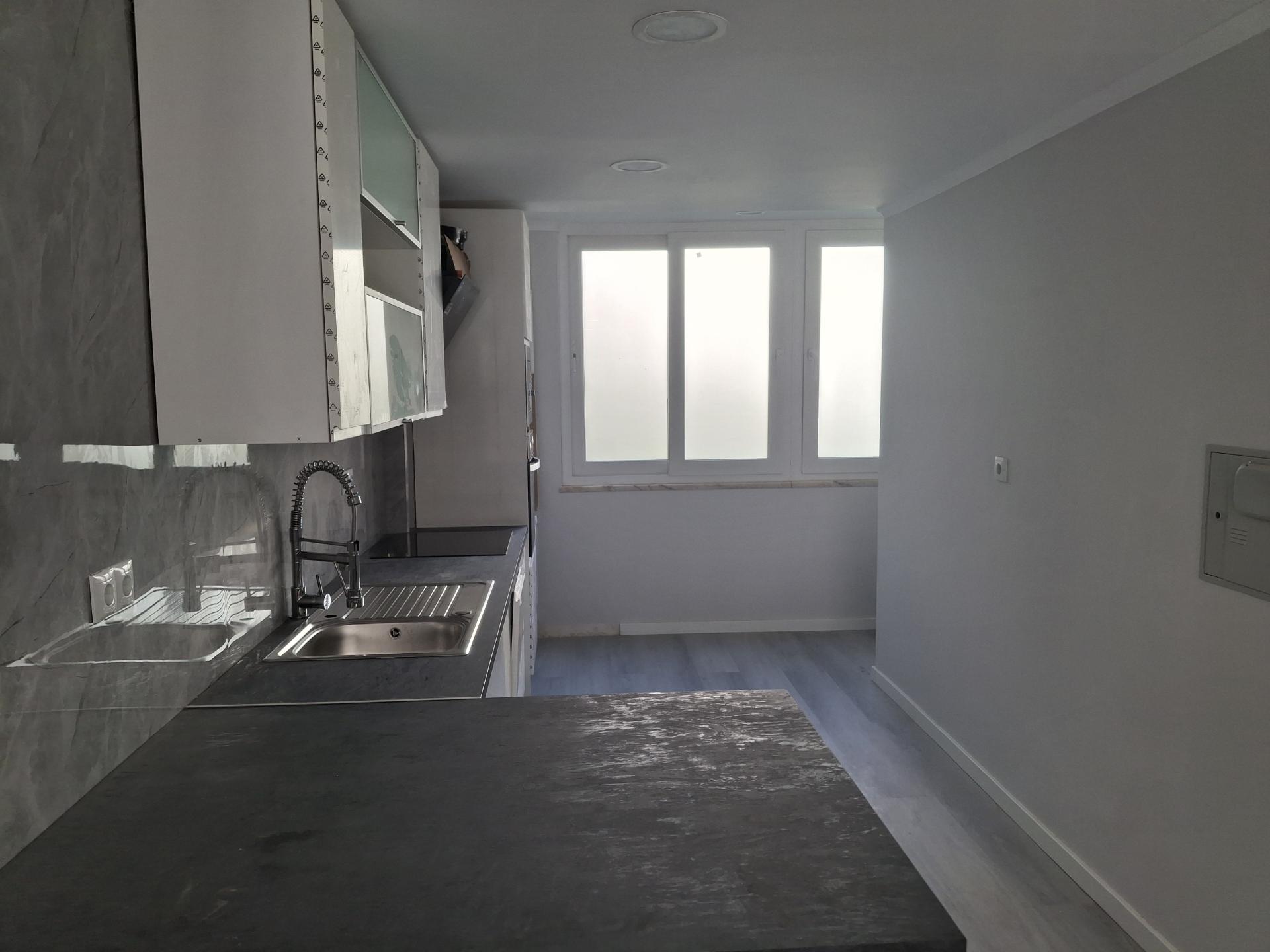 Apartamento T2 remodelado no Bairro do Charquinho em Benfica