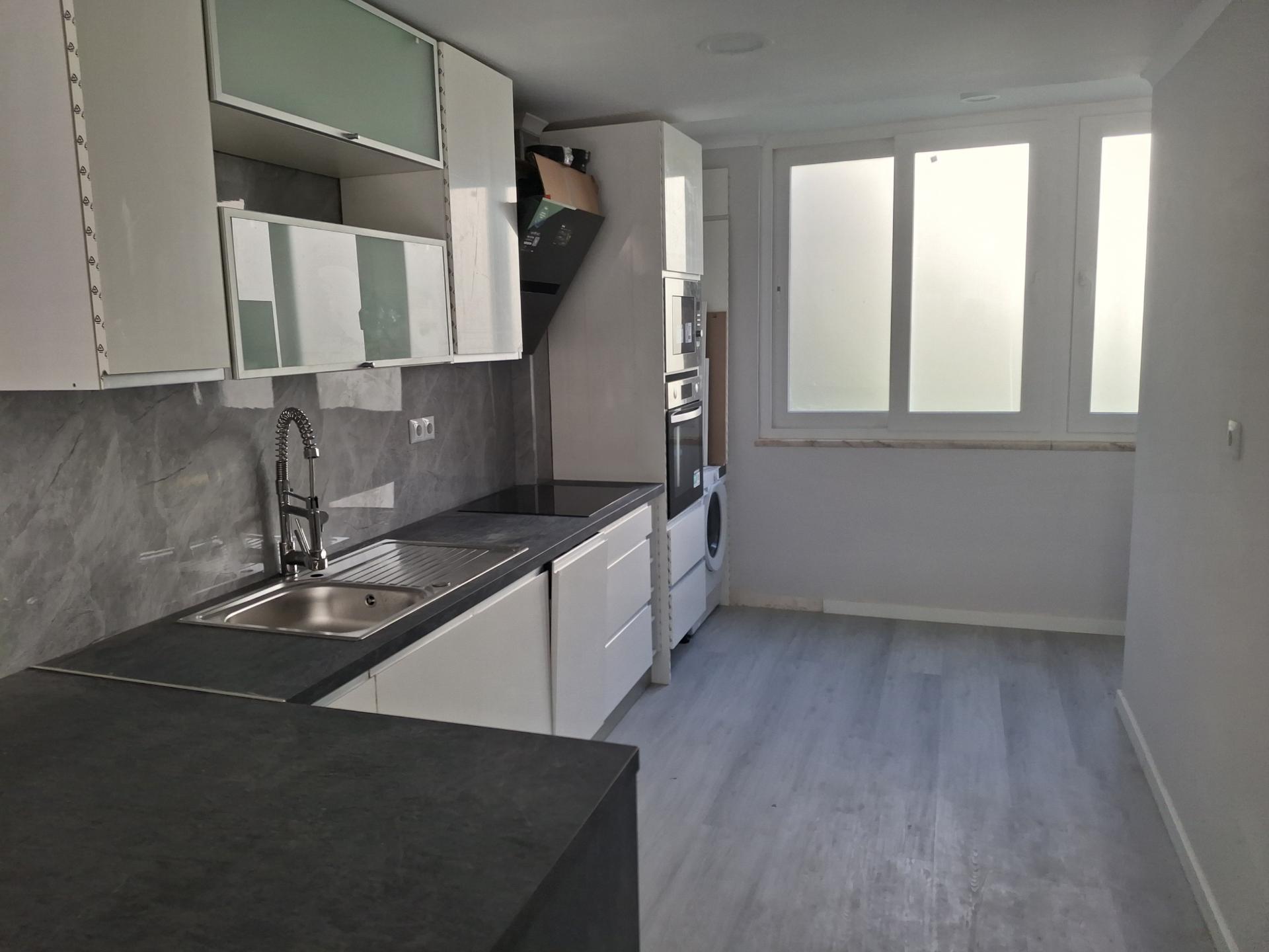 Apartamento T2 remodelado no Bairro do Charquinho em Benfica