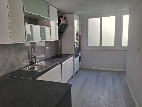 Apartamento T2 remodelado no Bairro do Charquinho em Benfica