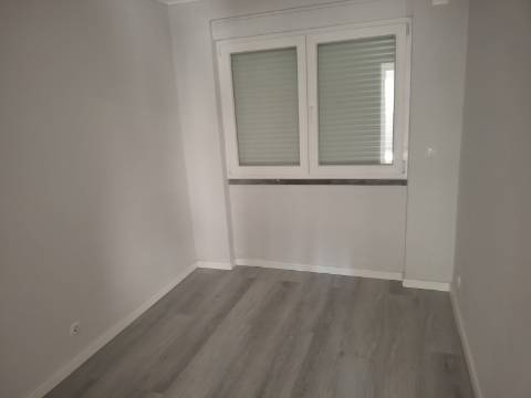 Apartamento T2 remodelado no Bairro do Charquinho em Benfica