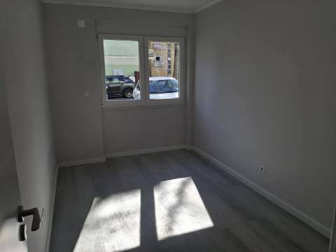 Apartamento T2 remodelado no Bairro do Charquinho em Benfica