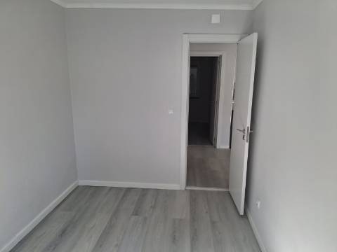 Apartamento T2 remodelado no Bairro do Charquinho em Benfica