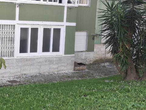 Apartamento T2 remodelado no Bairro do Charquinho em Benfica