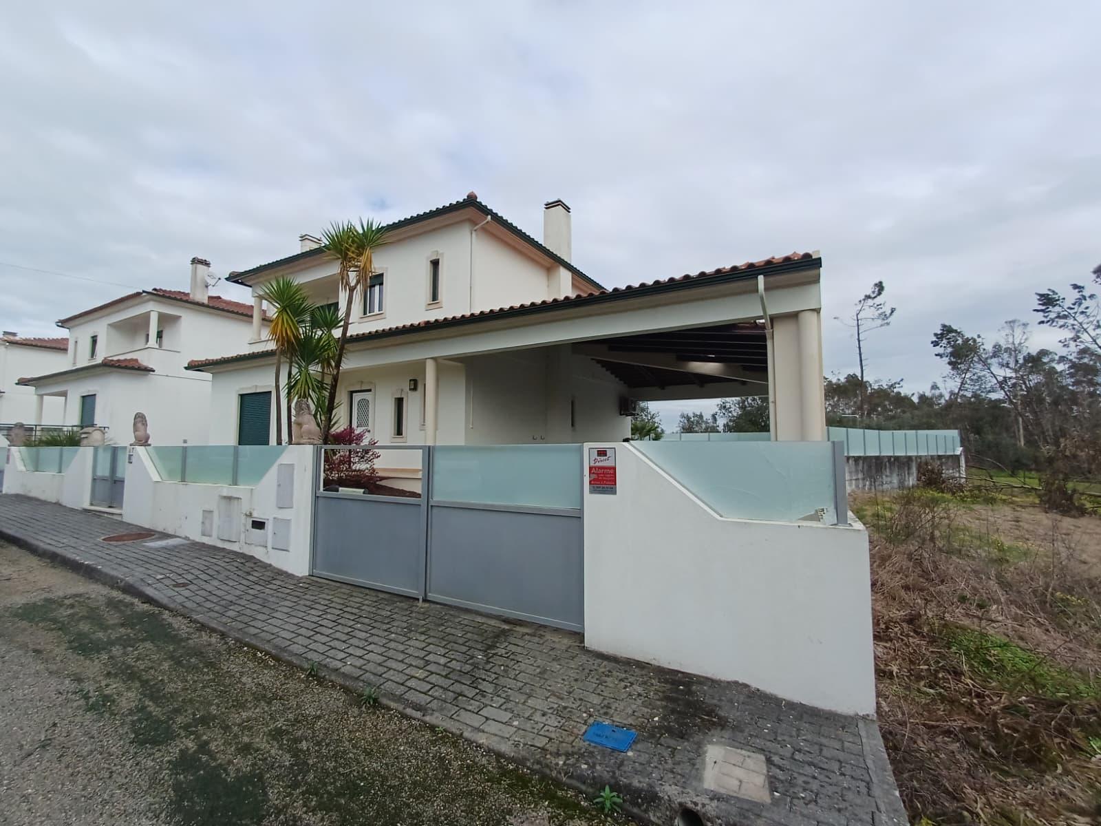 Excelente moradia T4 com piscina e garagem na Bajouca
