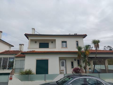 Excelente moradia T4 com piscina e garagem na Bajouca