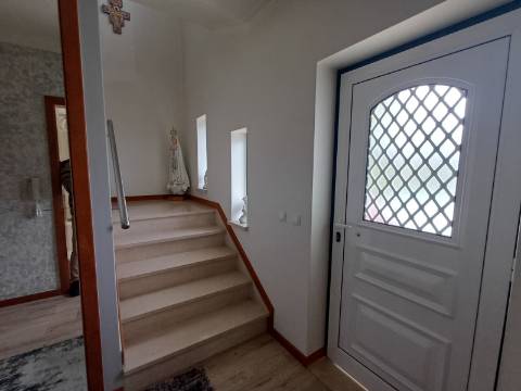 Excelente moradia T4 com piscina e garagem na Bajouca