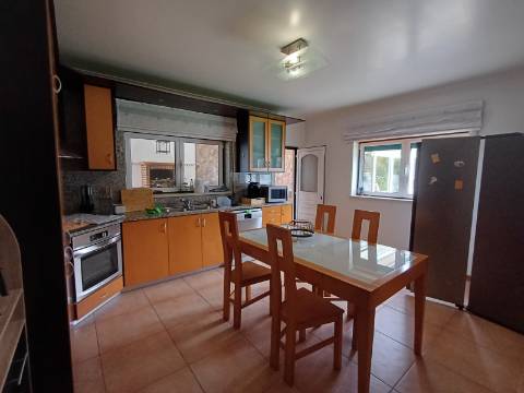 Excelente moradia T4 com piscina e garagem na Bajouca