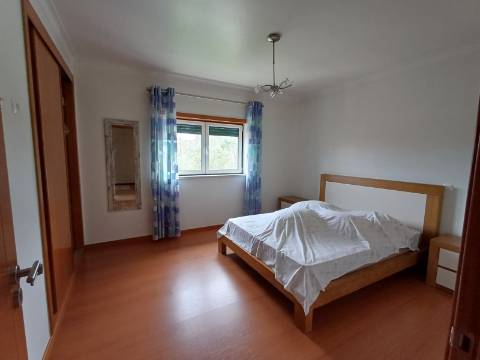 Excelente moradia T4 com piscina e garagem na Bajouca