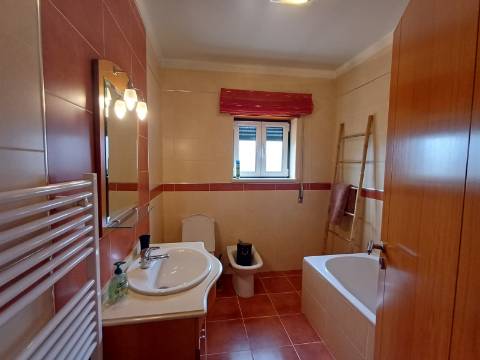 Excelente moradia T4 com piscina e garagem na Bajouca