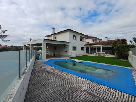 Excelente moradia T4 com piscina e garagem na Bajouca