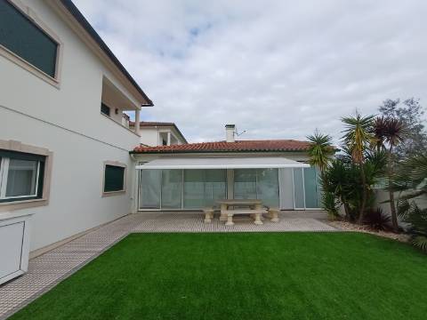 Excelente moradia T4 com piscina e garagem na Bajouca