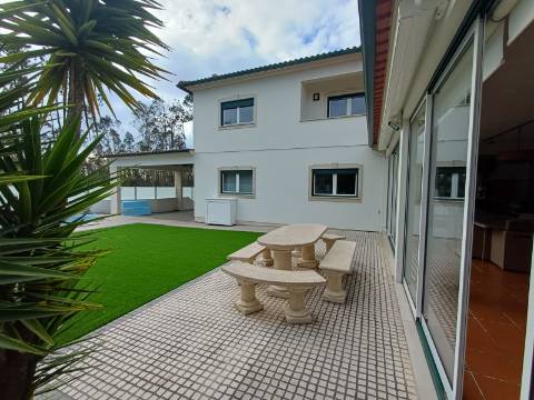 Excelente moradia T4 com piscina e garagem na Bajouca