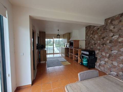 Excelente moradia T4 com piscina e garagem na Bajouca